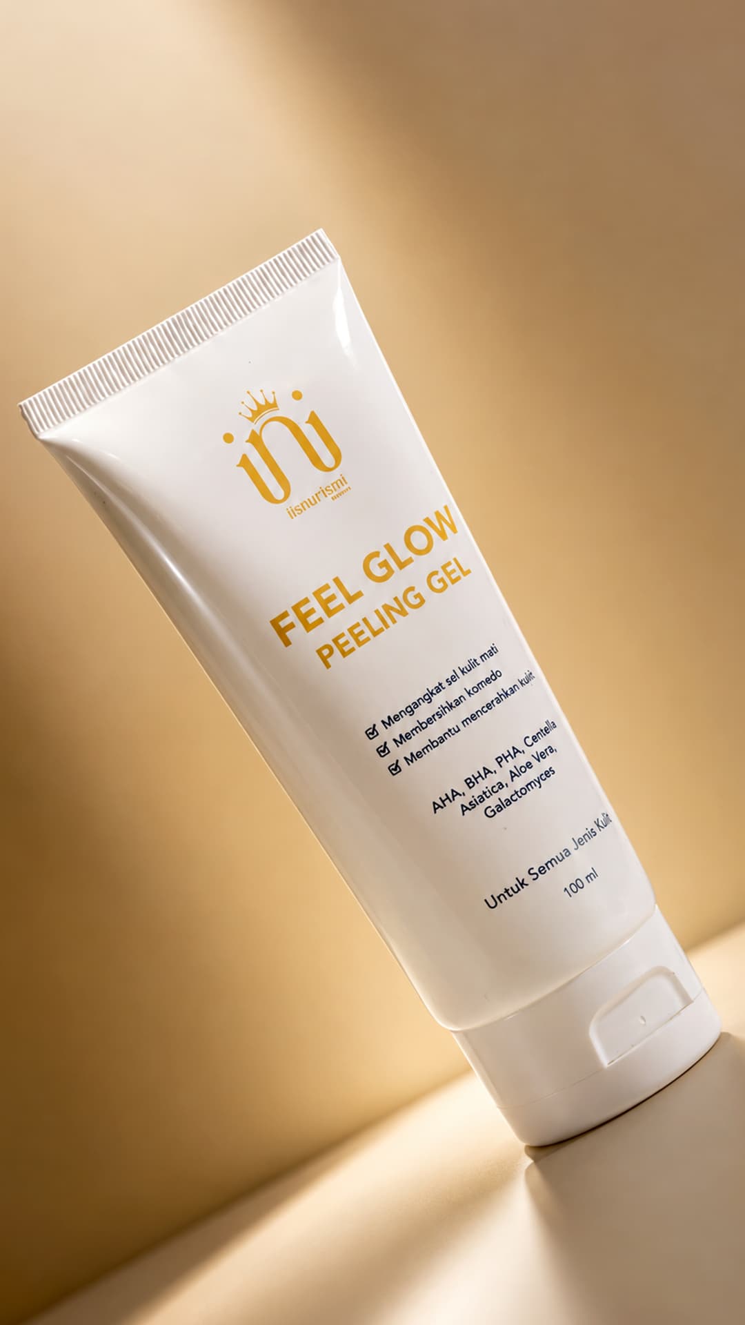 FEEL GLOW PEELING GEL ditampilkan dengan pencahayaan hangat